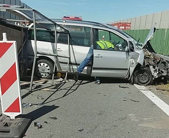 Kierowca samochodu osobowego ciągnącego przyczepkę prawdopodobnie nie zachował bezpiecznej odległości. Uderzył najpierw w tył ciężarówki, a w barierkę.