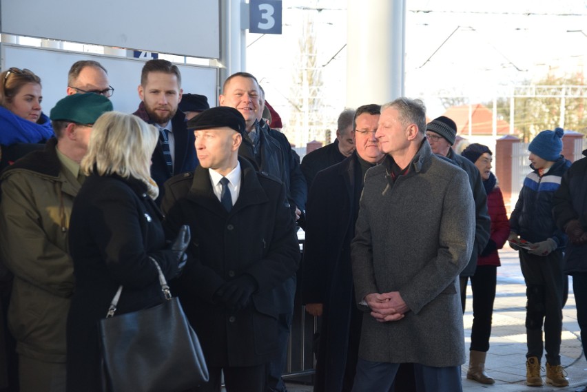 Odsłonięcie płyty pamiątkowej w hołdzie dla Sławomira Pajora w Zintegrowanym Centrum Przesiadkowym [ZDJĘCIA]