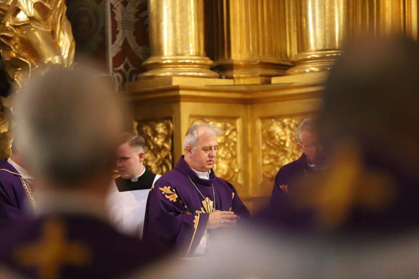 Biskupi, wielu kapłanów, rodzina i wierni na mszy żałobnej w intencji księdza Tomasza Chałupczaka w katedrze w Kielcach. Zobacz zdjęcia 