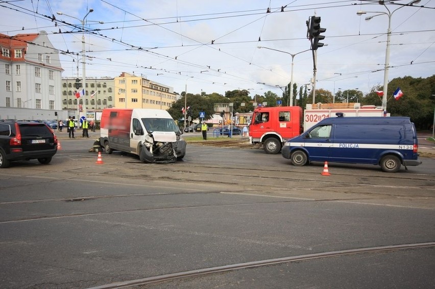 Zderzenie karetki i samochodu osobowego w centrum Gdańska