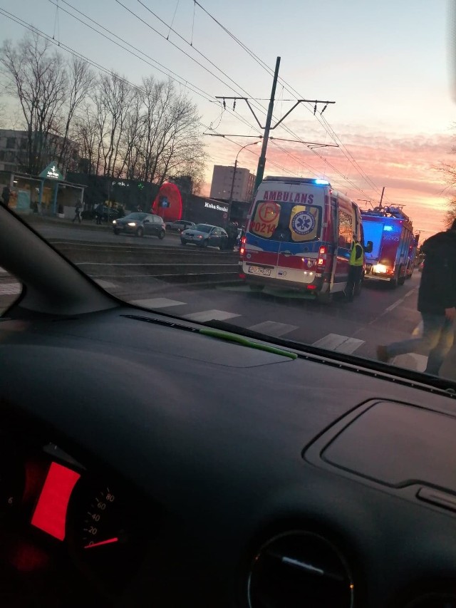 Na ulicy Grunwaldzkiej doszło do zderzenia tramwaju z samochodem osobowym. Zespół Ratownictwa Medycznego udziela pomocy osobom podróżującym osobówką. Pasażerowie tramwaju nie ucierpieli w wypadku. Tworzą się korki.