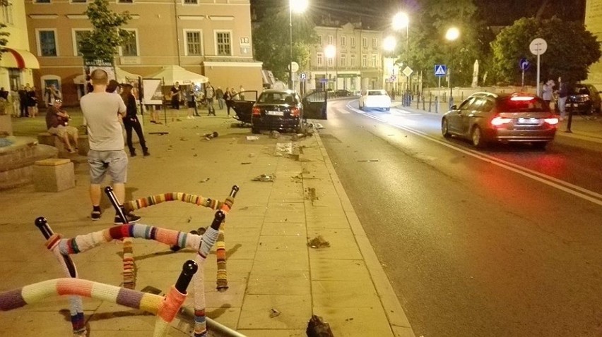 Pijany kierowca wjechał w stację rowerową na pl. Wolności. Zniszczył siedem rowerów i kilka słupków (ZDJĘCIA)