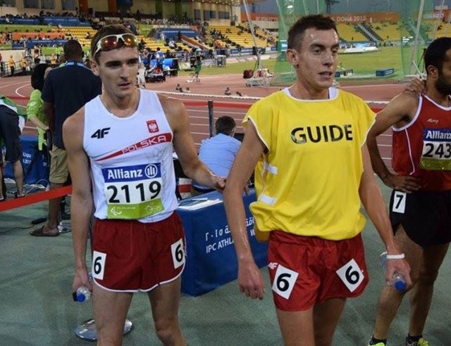 Aleksander Kossakowski (z lewej) po finałowym biegu na mistrzostwach świata w Doha. Obok jego przewodnik Sylwester Lepiarz.