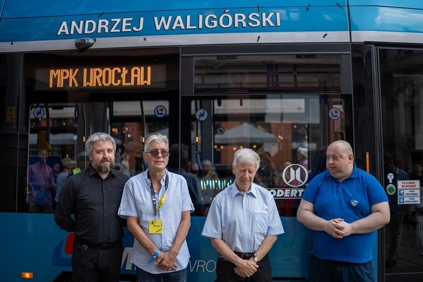 Nowy krasnal we Wrocławiu. To Andrzej Waligórski siedzący na parapecie kamienicy przy Ofiar Oświęcimskich 