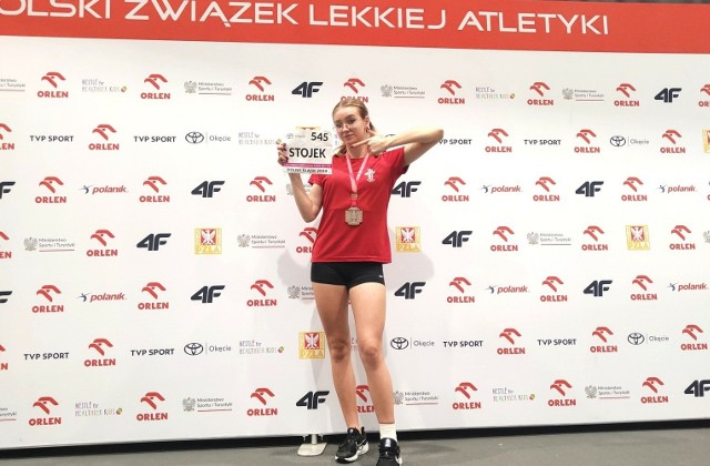 Młoda lekkoatletka Tempa Kęty Emilia Stojek podczas MP U-18 we Wrocławiu cieszyła się z medalu i rekordu życiowego