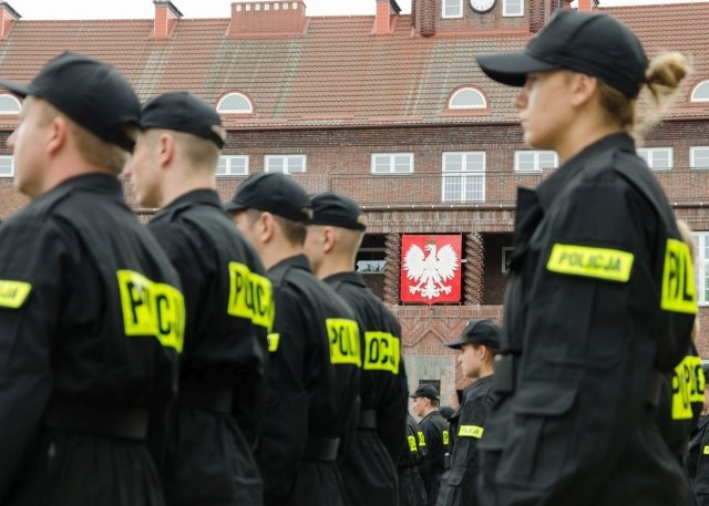Czterystu policjantów rozpoczęło szkolenie w murach słupskiej Szkoły Policji.