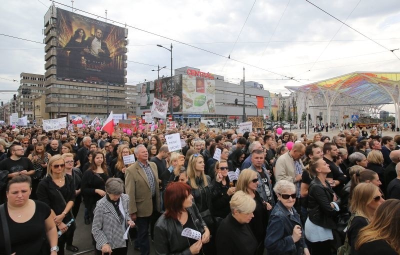 Czarny marsz: Kilka tysięcy ludzi zablokowało miasto [zdjęcia]