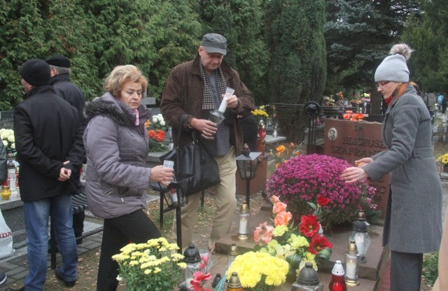 Rodzina państwa Szafrańców znicze paliła na rodzinnym grobie na cmentarzu w Cedzynie. - Pielęgnujemy pamięć o bliskich - mówili państwo Maria, Roman i Agata Szafrańcowie.