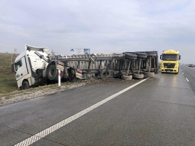 W wyniku zdarzenia nikomu nic się nie stało. Kierowca samochodu ciężarowego zostanie ukarany mandatem.