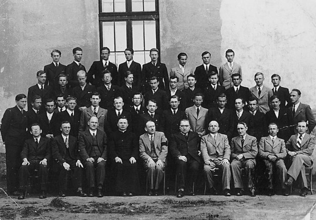 Maturalna klasa w wadowickim gimnazjum - rok 1938 (najbardziej z lewej - Karol Wojtyła).