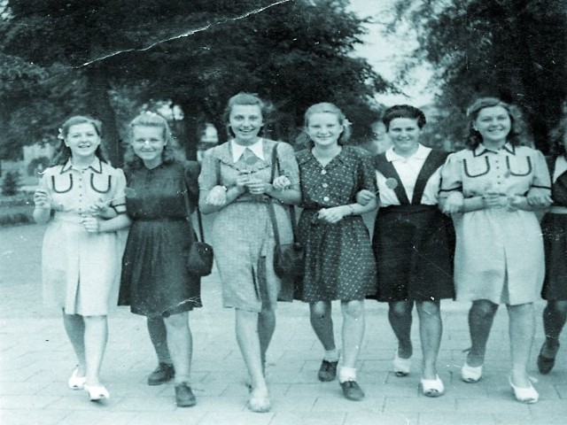 Dziewczęta spotkały się po obozie w 1948 r. Harcerki idą przez plac Wolności. Druga od prawej to pani Helena.