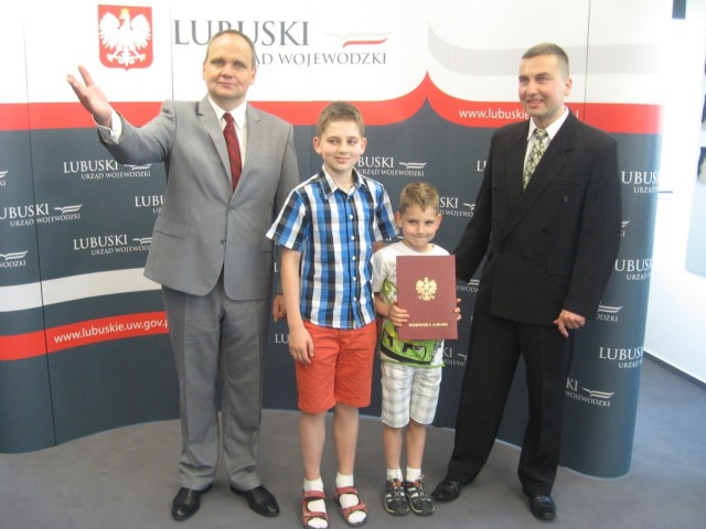 Polskie obywatelstwo wojewoda Jerzy Ostrouch wręczył m.in. rodzinie Yevhena Tvihuna (pierwszy z prawej)
