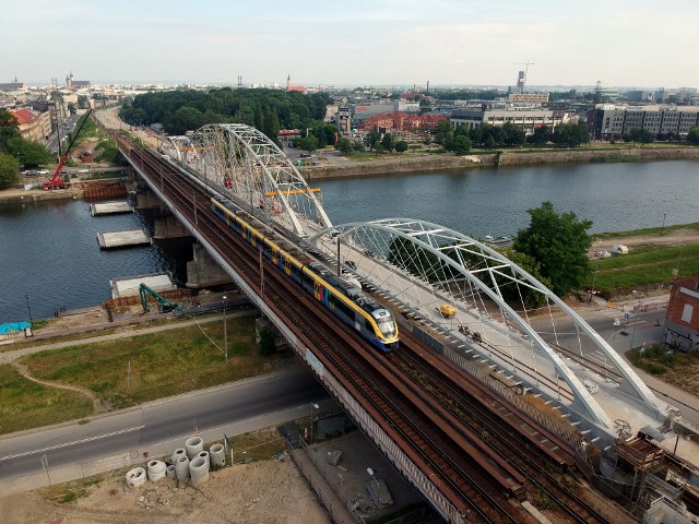 Po nowym moście nad Wisłą w Krakowie pociągi pojadą po wakacjach