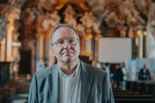 Nowy rektor Uniwersytetu Wrocławskiego. Prof. Olkiewicz to fizyk, specjalizujący się w metodach matematycznych fizyki, podstawach matematycznych modeli statystycznych oraz układach kwantowych otwartych.