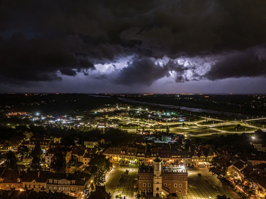 Wtorkowa burza nad Sandomierzem. Zjawiskowe zdjęcie z drona...