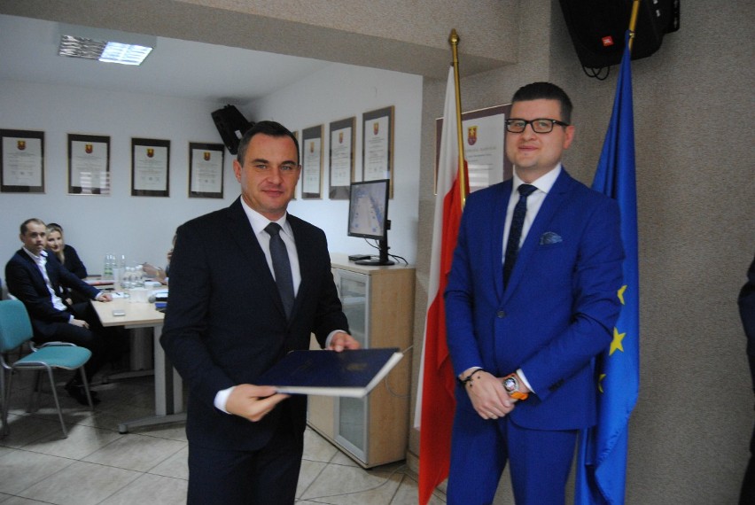 Burmistrz Grzegorz Dziubek (z lewej) odbiera zaświadczenie o...
