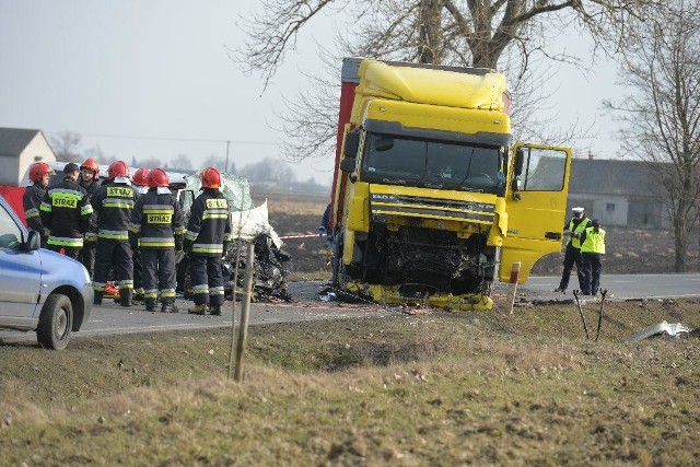 Do wypadku doszło około godziny 13-tej w Zakrzewie. Z nieustalonych dotąd przyczyn bus  z pięcioma osobami zjechał na przeciwległy pas ruchu i zderzył się czołowo z ciężarówką marki DAF – informuje mł. asp. Marta Białkowska – Błachowicz, oficer prasowy Komendanta Powiatowego Policji w Aleksandrowie Kujawskim. - W wyniku zderzenia kierowca busa i dwie pasażerki busa zginęły na miejscu. Dwie ranne osoby lotnicze pogotowie ratunkowe zabrało do szpitala w Bydgoszczy i we Włocławku.Trasa jest całkowicie zablokowana, policja wyznaczyła objazdy przez Zakrzewo. Jak się dowiedzieliśmy, bus należał do Urzędu Gminy Zakrzewo, przewoził pracowników urzędu. Kierowca ciężarówki był trzeźwy.Wideo z miejsca wypadku