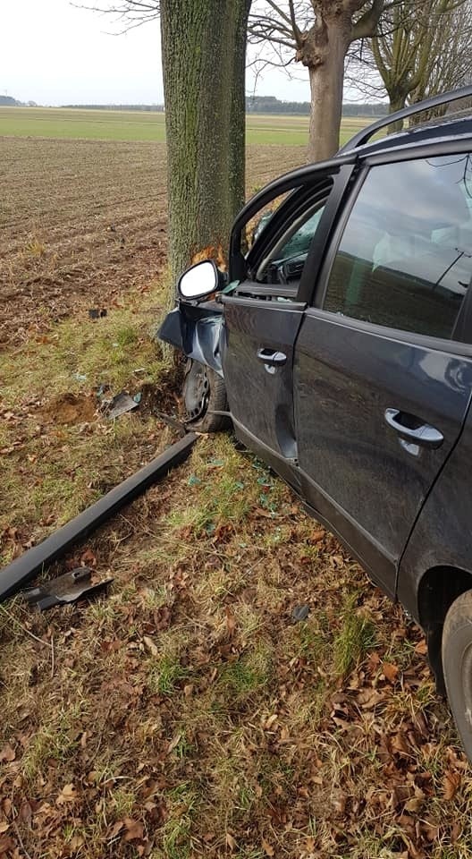 33-letni kierowca trafił do szpitala z urazem nogi.