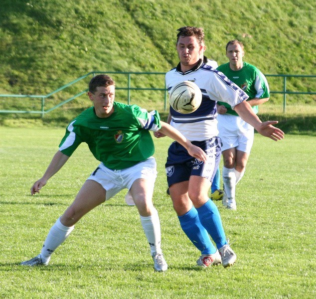 Pilkarze IV-ligowego Gryfa 95 Slupsk w 6. kolejce spotkan, pokonali w Tczewie TKP 2:1 (0:0).