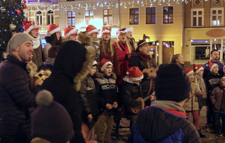 Wieczorową porą na grudziądzkim Rynku zabrzmiały kolędy....