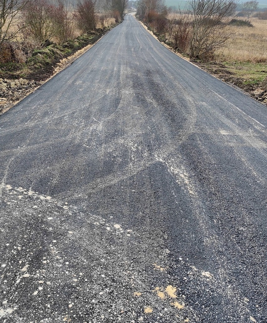 Trwa remont i przebudowa dróg w gminie Sobków. Zobaczcie na zdjęciach postępy w pracach