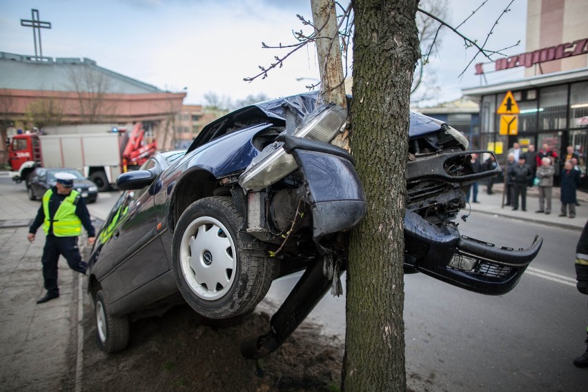 Wypadek na ul. Broniewskiego. Pijany kierowca rozbił się na na drzewie [ZDJĘCIA+FILM]