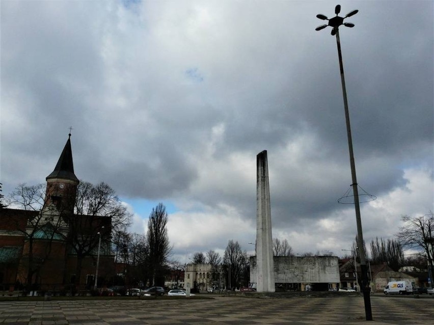 Jest decyzja! Pomnik Bojowników o Wyzwolenie Społeczne i Narodowe w Pabianicach na Starym Rynku zostanie wyburzony 