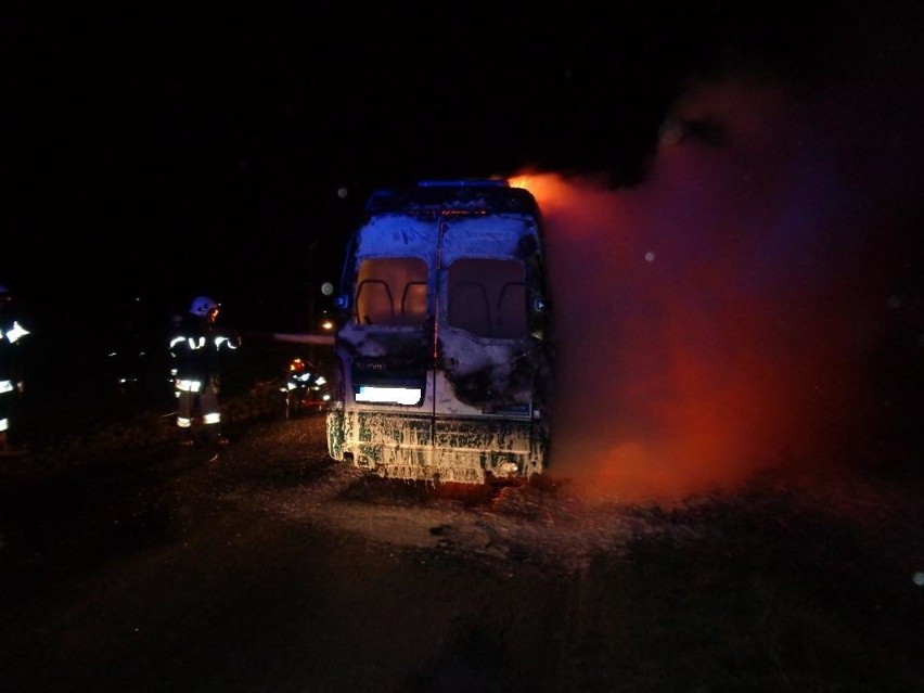 W nocy w Gartatowicach płonął samochód. Pasażerom nic się nie stało