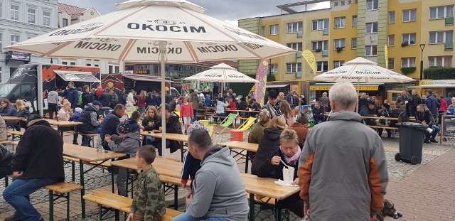 W dniach 20-21 października na rynku w Białogardzie odbywał się I Zlot Food Trucków. Przyjechały najlepsze mobilne restauracje z całej Polski.Zobacz także Koszalin: Zlot Foodtrucków przy CH Atrium (archiwum)