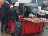 Łódź: Żywe karpie sprzedawane z prowizorycznych basenów szły jak woda