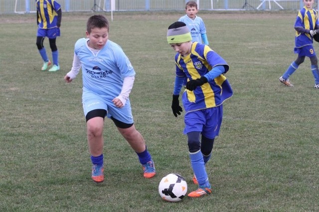 Z piłką Adam Hamera z Juventy Starachowice, który zdobył dwie bramki dla swojej drużyny w wygranym 2:0 finałowym meczu z SP Ożarów. 