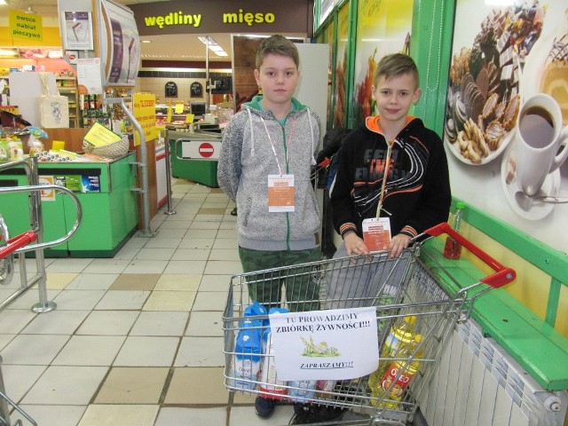 Żywność zbierały dzieci z gminy Ożarów.