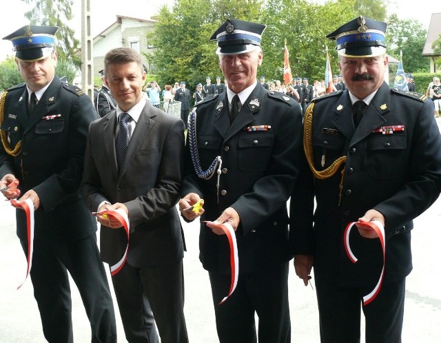 Nową remizę w Krasocinie otwierali w niedzielę między innymi: (od lewej) Krzysztof Ciosek, Bartłomiej Dorywalski, Ireneusz Żak i Robert Sabat.