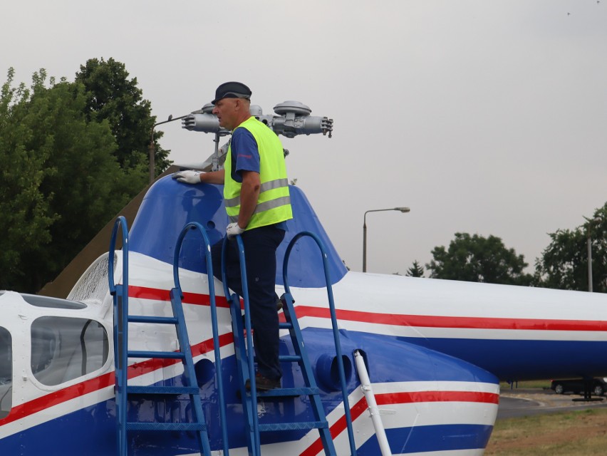 Słynny świdnicki helikopter w poniedziałek wrócił na rondo przy al. Lotników Polskich. Zobacz zdjęcia 