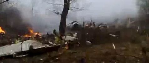 Kadr z amatorskiego filmu nakręconego przez Rosjanina na miejscu katastrofy w Smoleńsku