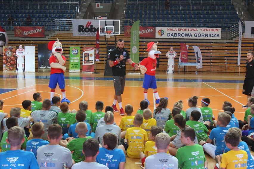 Marcin Gortat trenuje dzieci na Marcin Gortat Camp w...