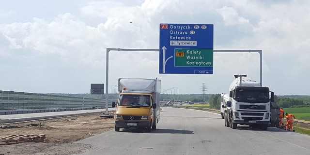 Tak obecnie wyglądają prace na budowie autostrady A1 w okolicy Woźnik. Prace prowadzi tam firma Strabag.