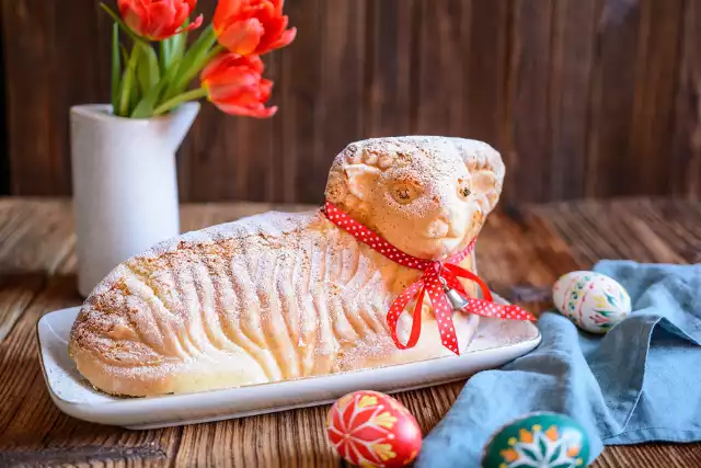 Szybki baranek wielkanocny z ciasta to ciekawa ozdoba świątecznego stołu, którą można zjeść z całą rodziną.