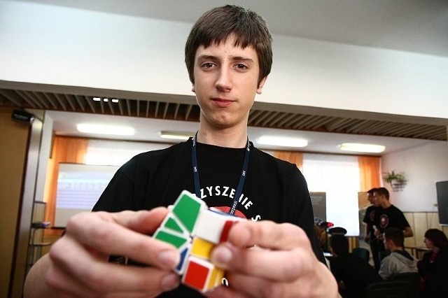 Piotr Michał Padlewski układa kostkę Rubika średnio w 14,33 sekundy