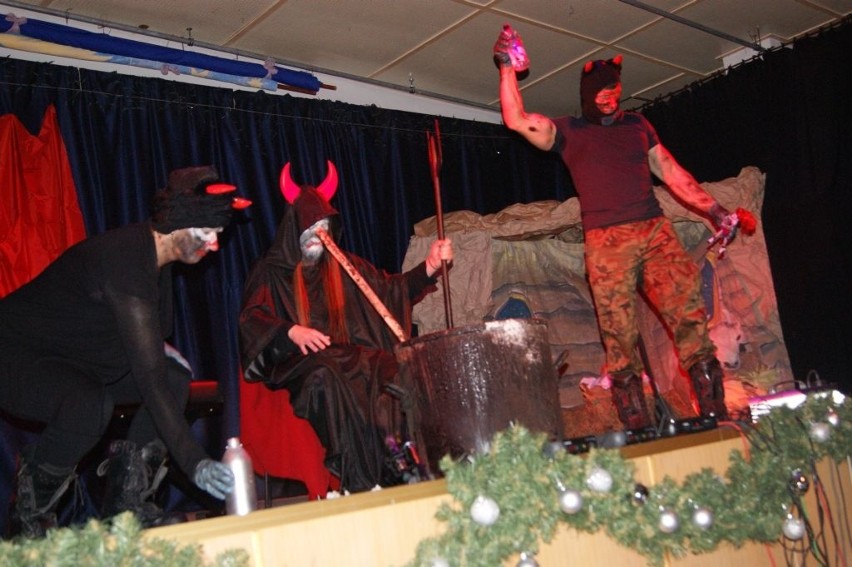 Na scenie GOK-u jako pierwsze pojawiły się diabły.