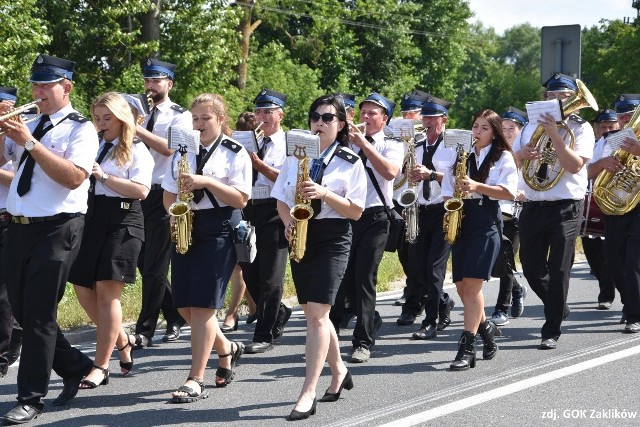 Orkiestra dęta w drodze na  V Malinowy Piknik Rodzinny