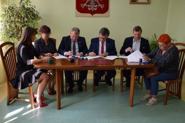 Umowę podpisują (od lewej): Agnieszka Górska, Małgorzata Gusta, Łukasz Karpiński, Dariusz Czechowski, Rafał Krupa i Krystyna Banaczkowska.