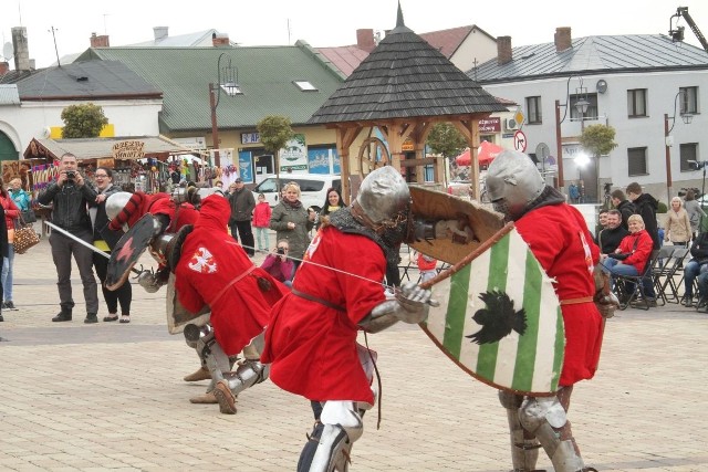 Pokazy historycznych walk były jedną z głównych atrakcji sobotniej majówki w Chęcinach.