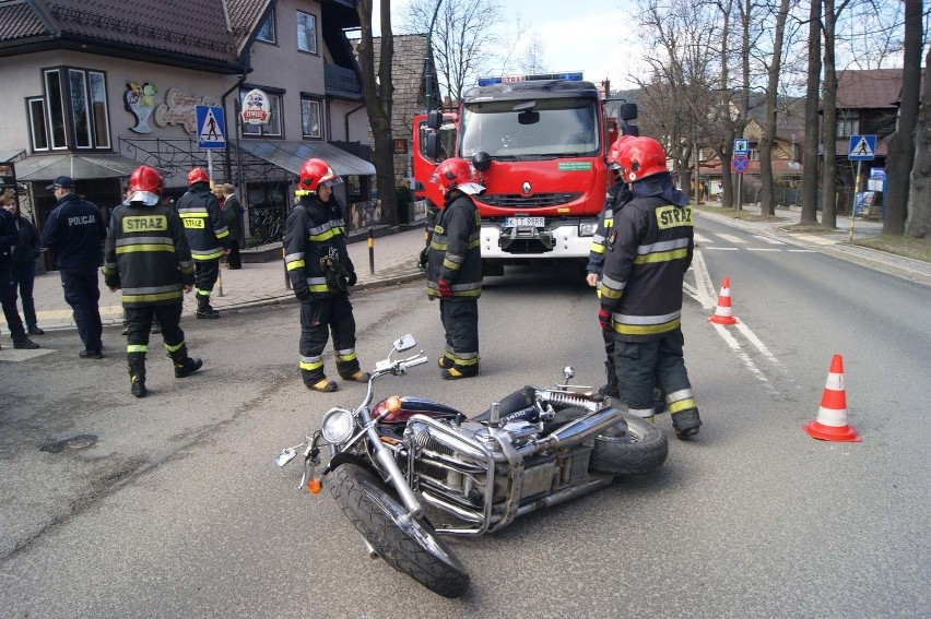 Groźna kolizja w centrum Zakopanego. Motocykl zderzył się z osobówką [ZDJĘCIA, WIDEO]