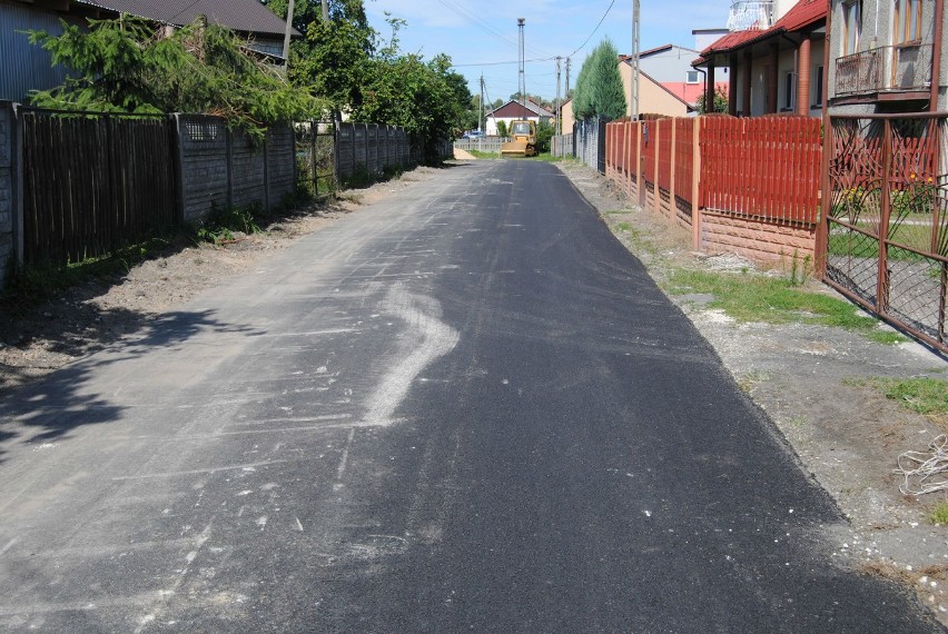 Jest wreszcie asfalt na ulicy księdza Henryka Witczyka w Kurzelowie. Polna droga stała się prawdziwą ulicą (ZDJĘCIA)