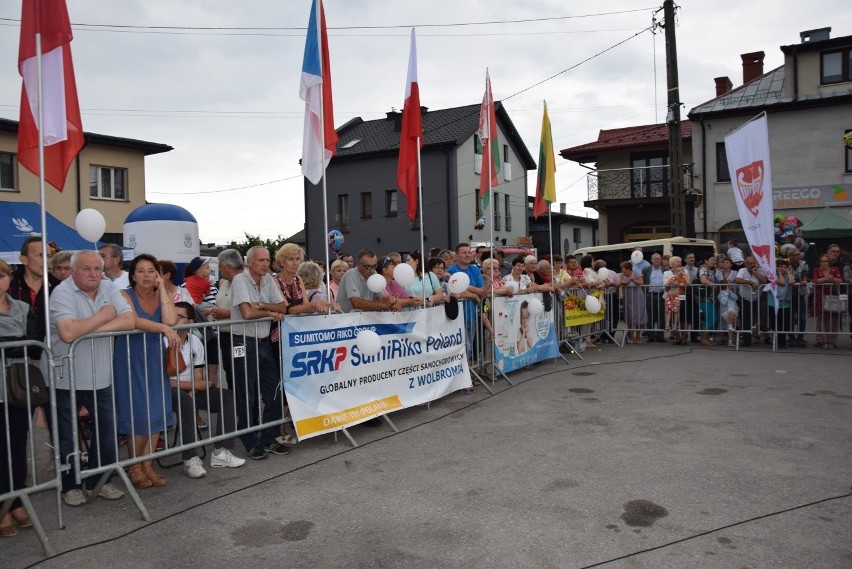 Parada i tańce instrumentalistów w Skale. Festiwal Orkiestr Wojskowych i Dętych