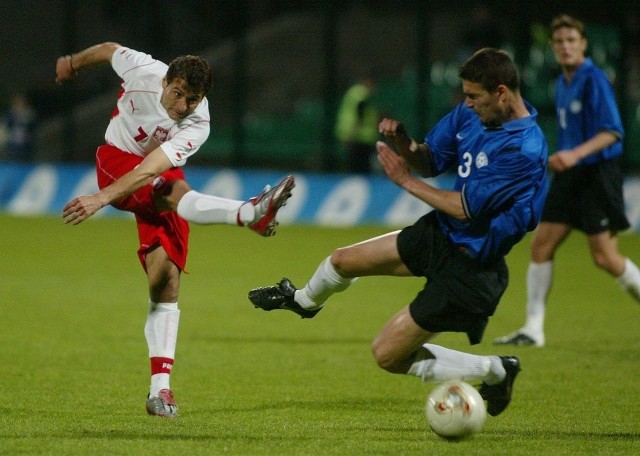 Polska reprezentacja grała z Estonią tuż przed nieudanym mundialem w Korei i Japonii. W kwietniu 2002 roku biało-czerwoni pokonali w Warszawie rywali 1:0. Na zdjęciu z lewej Piotr Świerczewski.