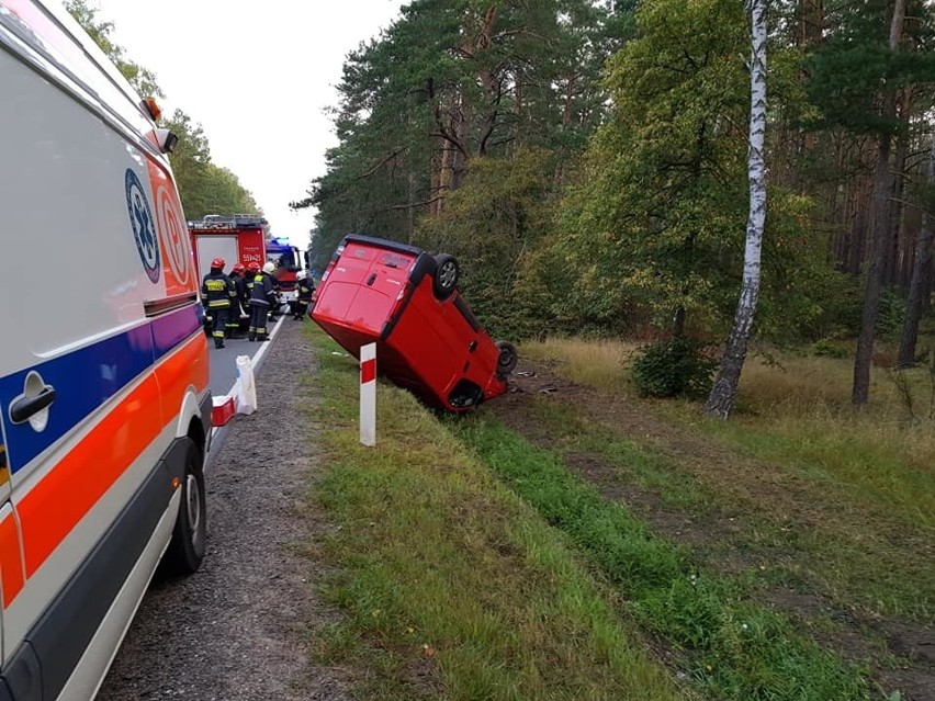 Wypadek na granicy województw mazowieckiego i warmińsko-mazurskiego. Bus dachował
