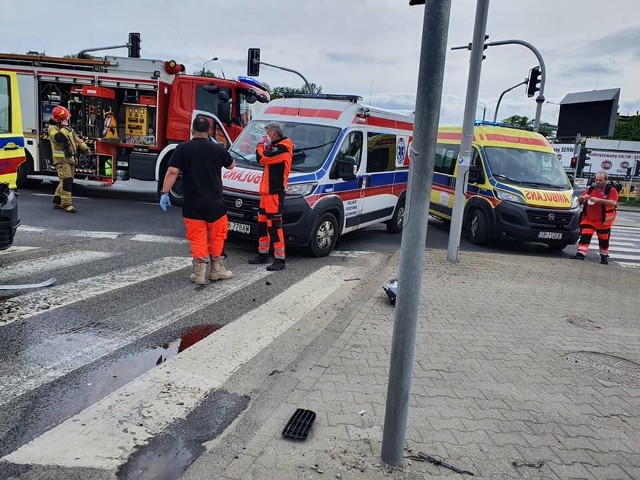 Dzisiaj około godz. 15.15 na skrzyżowaniu ul. Gen. Andersa z Partyzantów doszło do zderzenia samochodu osobowego marki volkswagen z karetką.