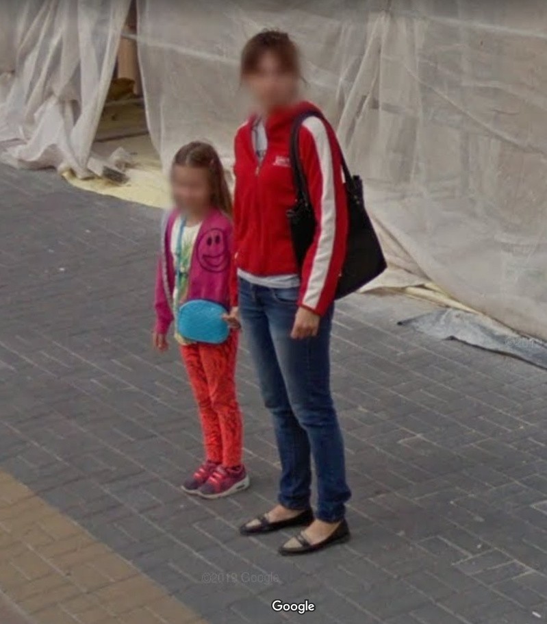 Modnie i stylowo? Oto codzienne stylizacje mieszkańców Chełma. Takie kreacje uchwyciły kamery Google Street View. Zobacz